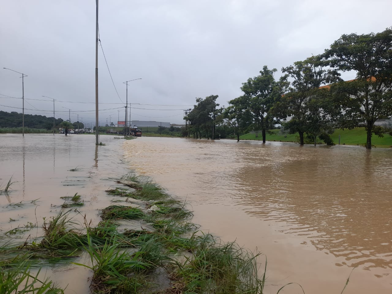As fortes chuvas provocam transtornos devido a inunda&ccedil;&otilde;es e acumulo de agua nas vias da RMR/Jailson da Paz