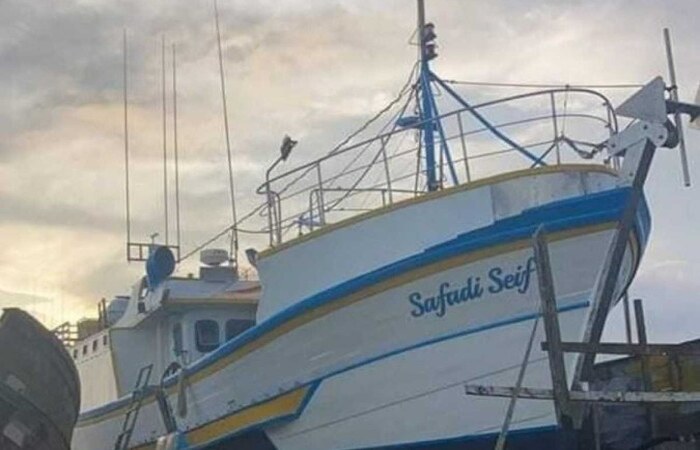 Embarcação afundou na noite de sexta-feira. Desde então, a Marinha faz buscas para encontrar os ocupantes do barco/Crédito: Redes sociais/ reprodução Embarcação afundou na noite de sexta-feira. Desde então, a Marinha faz buscas para encontrar os ocupantes do barco/Crédito: Redes sociais/ reprodução