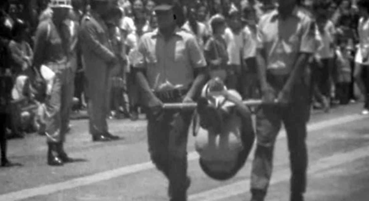 Indígena Krenak sendo carregado em pau de arara por militares