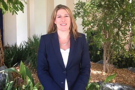 Al&eacute;m de participar de reuni&otilde;es com autoridades, Stephanie Al-Qaq vai acompanhar a confec&ccedil;&atilde;o do boneco do Rei Charles III e se encontrar com Alceu Valen&ccedil;a/Foto: Divulga&ccedil;&atilde;o