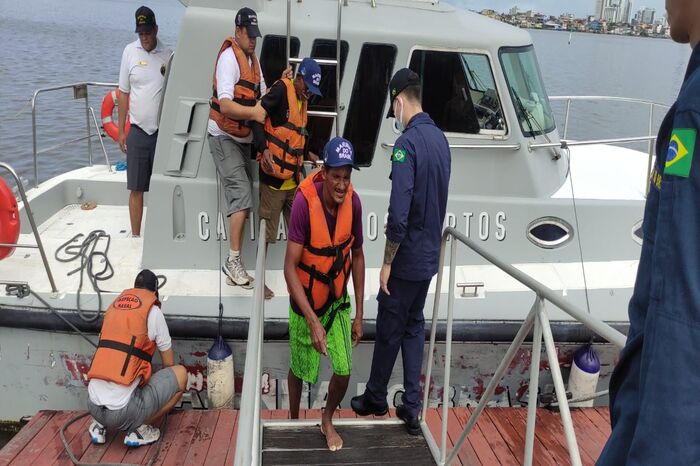Equipe de Busca e Salvamento da Capitania dos Portos de Pernambuco localizou a baiteira a seis quilômetros do bairro de Pau Amarelo, no município de Paulista (PE), após quase cinco horas de buscas por mar/Foto: Divulgação Equipe de Busca e Salvamento da Capitania dos Portos de Pernambuco localizou a baiteira a seis quilômetros do bairro de Pau Amarelo, no município de Paulista (PE), após quase cinco horas de buscas por mar/Foto: Divulgação