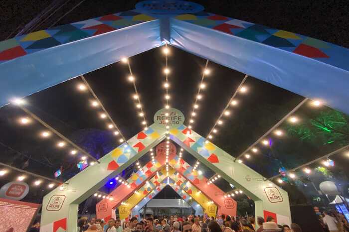 Atividades, preparadas pela Prefeitura do Recife, para celebrar as mais autênticas tradições nordestinas, entram na reta final, espalhando forró por toda a cidade. Além dos já tradicionais arraiais na Rio Branco e no Sítio Trindade, o balancê vai tomar conta do Pátio de São Pedro e de cinco bairros: Ibura, Bongi, Vila Tamandaré, Poço da Panela e Brasília Teimosa/Foto: Divulgação Atividades, preparadas pela Prefeitura do Recife, para celebrar as mais autênticas tradições nordestinas, entram na reta final, espalhando forró por toda a cidade. Além dos já tradicionais arraiais na Rio Branco e no Sítio Trindade, o balancê vai tomar conta do Pátio de São Pedro e de cinco bairros: Ibura, Bongi, Vila Tamandaré, Poço da Panela e Brasília Teimosa/Foto: Divulgação