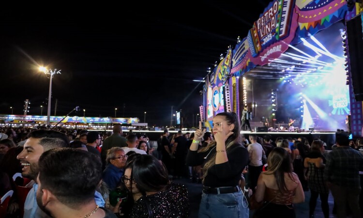 Pela primeira vez, o público surdo pôde contar com dois pontos de interpretação simultânea: na transmissão online e presencialmente ao lado do palco/Foto: Prefeitura de Petrolina Pela primeira vez, o público surdo pôde contar com dois pontos de interpretação simultânea: na transmissão online e presencialmente ao lado do palco/Foto: Prefeitura de Petrolina