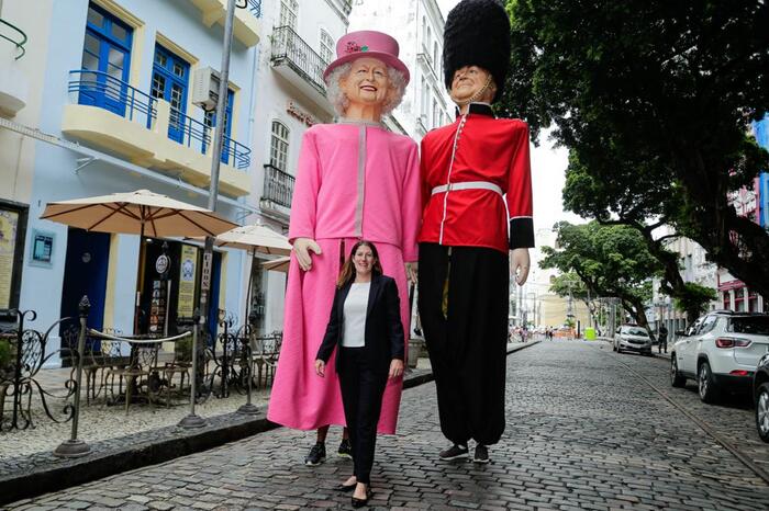 Stephanie Al-Qaq visitou Embaixada em que o boneco gigante do Rei Charles 3&ordm; est&aacute; sendo confeccionado/Foto: Rafael Vieira/DP