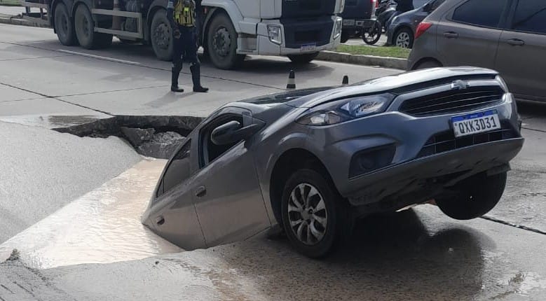 Testemunhas relatam que não havia buraco no local, e sim um vazamento de água há dias. Ninguém ficou ferido no acidente/Reprodução/Redes Sociais Testemunhas relatam que não havia buraco no local, e sim um vazamento de água há dias. Ninguém ficou ferido no acidente/Reprodução/Redes Sociais