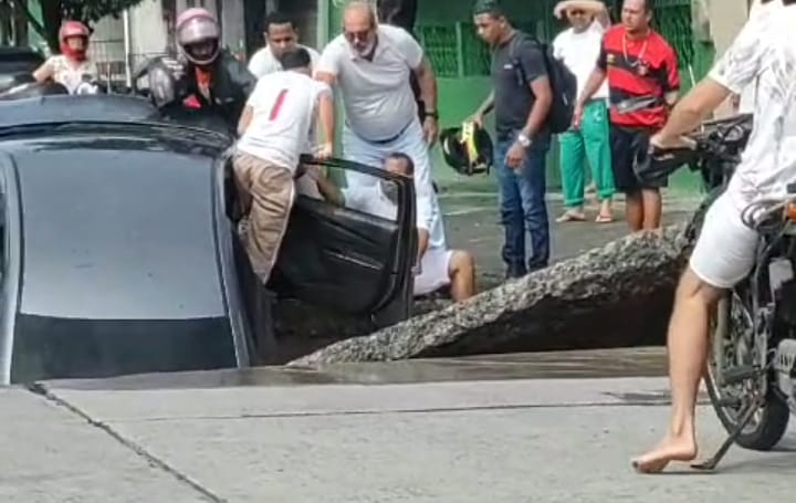 O carro usado em transporte para aplicativo, estava finalizando uma corrida quando foi "engolido"