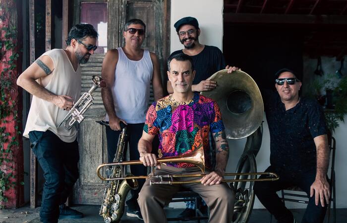 Há 25 anos no circuito da música, Eddie continua se reinventando/Crédito: Clara Gouveia/Divulgação