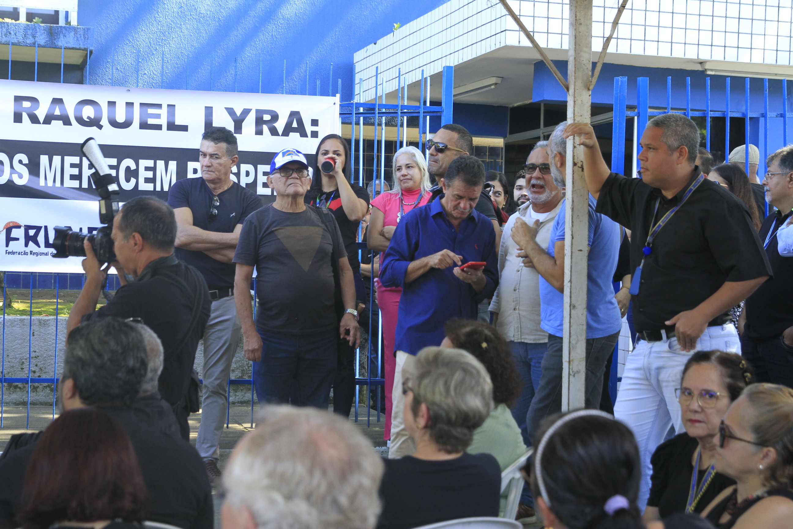 Idosas e idosos realizaram protesto contra a decisão de demissão em massa pela Compesa/Romulo Chico/DP