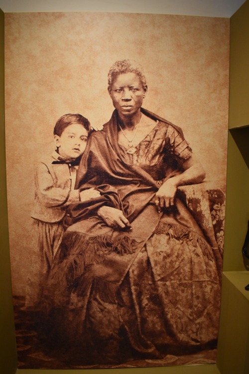 Fotografia de Augusto Gomes Leal e sua ama de leite Mônica, em 1860