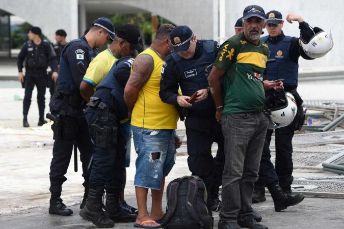 Depois de juristas e parlamentares criticarem as propostas do governo federal para endurecer as penas para crimes contra a democracia, Dino afirma que o pacote visa combater o nazifascismo do século 21/AFP