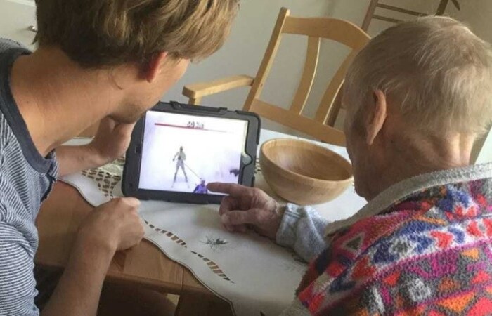 Em experimento sueco, idoso com demência aprende a mexer em um tablet: curiosidade despertada resultou em novo hobby/Crédito: Imagem cedida