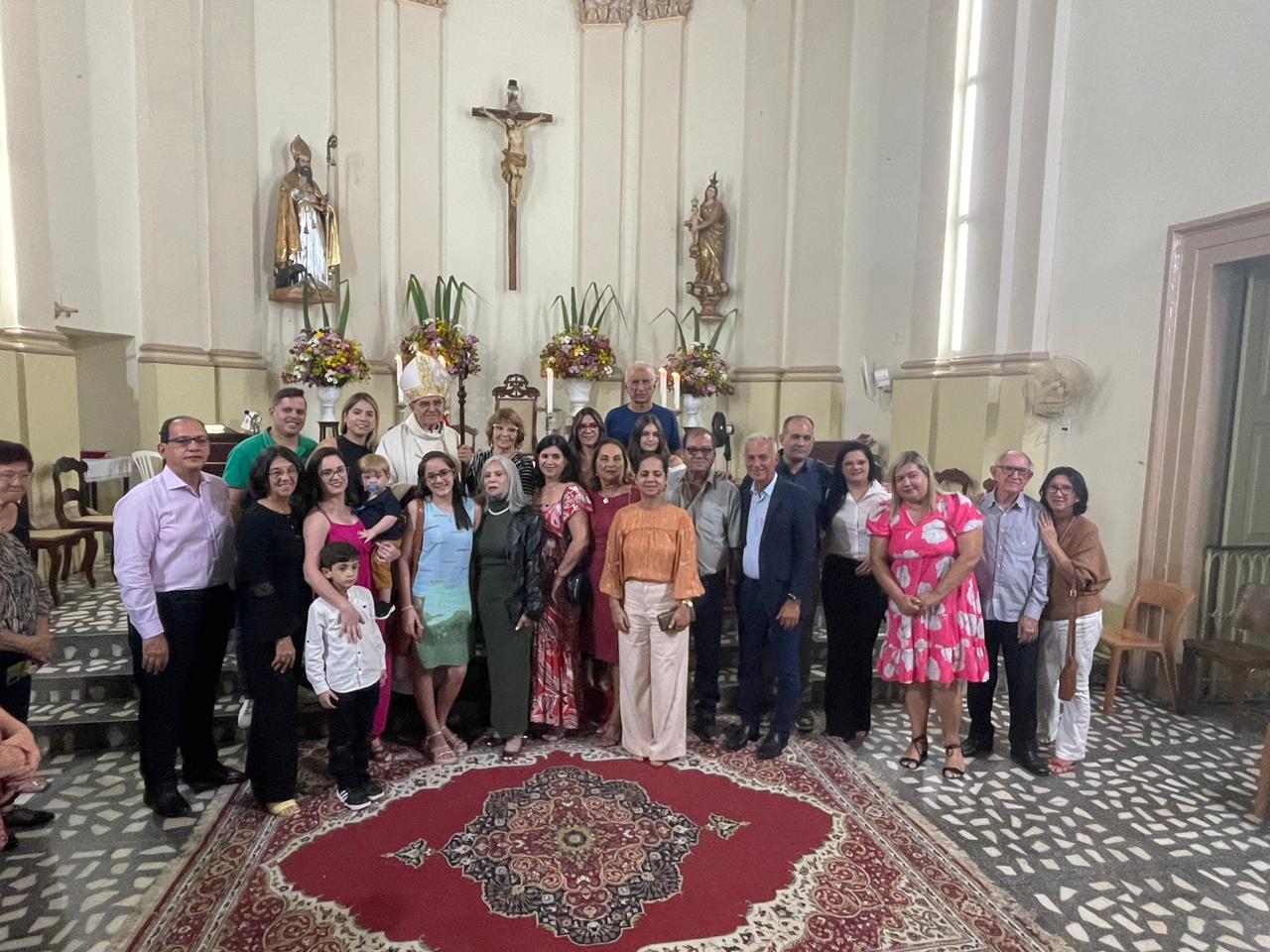 Paroquianos escolheram o feriado municipal para agradecer os 14 anos em que o atual administrador apostólico esteve como arcebispo/Foto: Cortesia