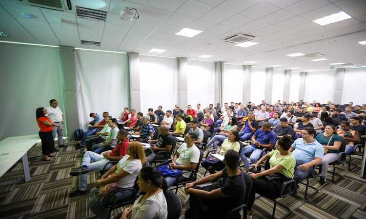 Prefeito João Campos participou, na última quinta-feira (03), da capacitação dos profissionais que conseguiram uma oportunidade através da Plataforma da Prefeitura do Recife/Foto: Edson Holanda/PCR Prefeito João Campos participou, na última quinta-feira (03), da capacitação dos profissionais que conseguiram uma oportunidade através da Plataforma da Prefeitura do Recife/Foto: Edson Holanda/PCR