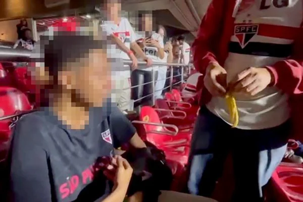 Argentino é preso por racismo após jogar banana em criança durante jogo entre São Paulo x San Lorenzo./Reprodução Argentino é preso por racismo após jogar banana em criança durante jogo entre São Paulo x San Lorenzo./Reprodução