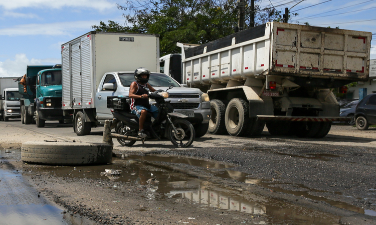 Os veículos precisam invadir a faixa contrária para desviar dos buracos, causando grandes engarrafamentos na PE-017/Foto: Rafael Vieira/Esp. DP Fotos
