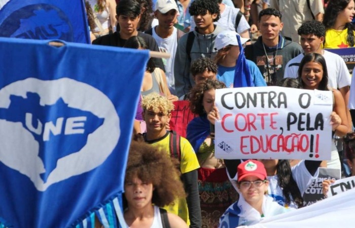 Estudantes saíram às ruas contra redução de recursos na educação. Mas governo prometeu investimentos via PAC/Foto: Fabio Pozzebom/Agência Brasil Estudantes saíram às ruas contra redução de recursos na educação. Mas governo prometeu investimentos via PAC/Foto: Fabio Pozzebom/Agência Brasil