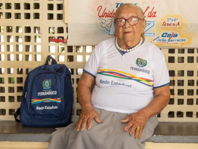 Dona Edelzuita, 94 anos, estuda no Centro de Educação de Jovens e Adultos João Barracão, em Petrolina/Foto: Josimar Oliveira/Governo de Pernambuco Dona Edelzuita, 94 anos, estuda no Centro de Educação de Jovens e Adultos João Barracão, em Petrolina/Foto: Josimar Oliveira/Governo de Pernambuco