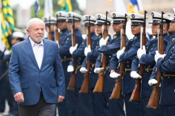 Uma das exigências aos estados é instituir regras para a promoção e progressão por antiguidade e merecimento de peritos, bombeiros, policiais civis e militares./Hugo Barreto/ Metrópoles Uma das exigências aos estados é instituir regras para a promoção e progressão por antiguidade e merecimento de peritos, bombeiros, policiais civis e militares./Hugo Barreto/ Metrópoles