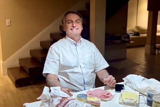 Bolsonaro deixa hospital em São Paulo e passará a noite em sua casa, em Brasília/foto: Reprodução Bolsonaro deixa hospital em São Paulo e passará a noite em sua casa, em Brasília/foto: Reprodução