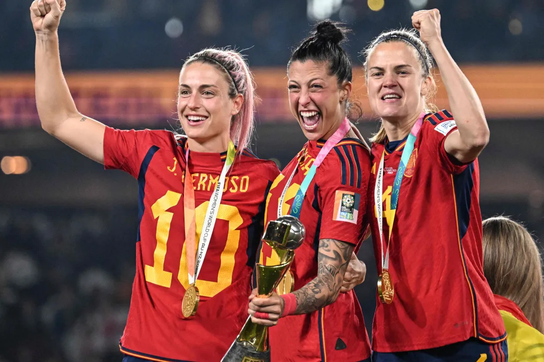Jennifer Hermoso contou com o apoio das colegas da sele&ccedil;&atilde;o espanhola/foto: William West / AFP