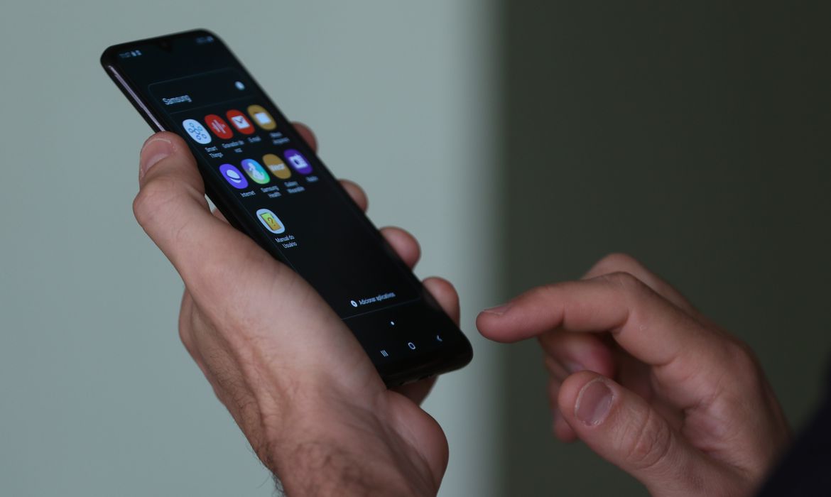 Criminosos roubam linha de celular e passam a acessar redes sociais/Foto: Tânia Rêgo/Agência Brasil Criminosos roubam linha de celular e passam a acessar redes sociais/Foto: Tânia Rêgo/Agência Brasil
