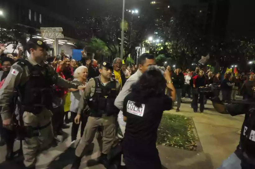 Apoiadores de Lula e Bolsonaro se estranharam na saída da ALMG/foto: foto: Alexandre Guzanshe/EM/D.A Press