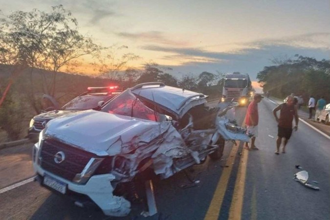 Carro que o cantor dirigia ficou destruído/foto: Reprodução/Instagram Carro que o cantor dirigia ficou destruído/foto: Reprodução/Instagram