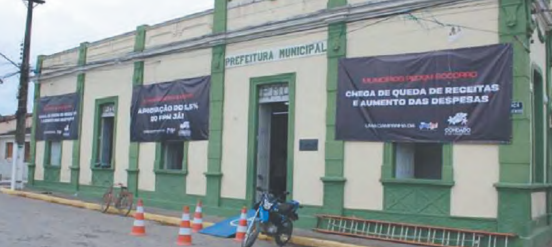 Sedes municipais amanheceram fechadas e com faixas alusivas à mobilização/DIVULGAÇÃO/PREFEITURA DE CONDADO