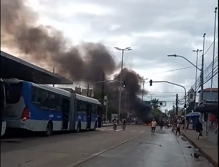 Manifestantes atearam fogo em pneus e entulhos para fechar a via próximo ao Compaz Miguel Arraes, na Madalena/Reprodução/Twitter Manifestantes atearam fogo em pneus e entulhos para fechar a via próximo ao Compaz Miguel Arraes, na Madalena/Reprodução/Twitter