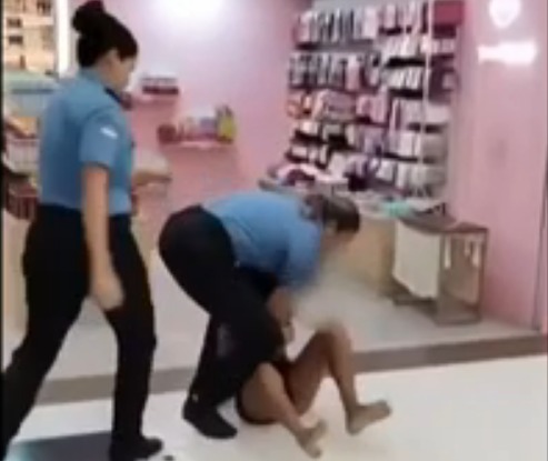 Segundo Policia Civil, após a abordagem os jovens agrediram os funcionários do shopping, causando tumulto/Reprodução/Whatsapp Segundo Policia Civil, após a abordagem os jovens agrediram os funcionários do shopping, causando tumulto/Reprodução/Whatsapp