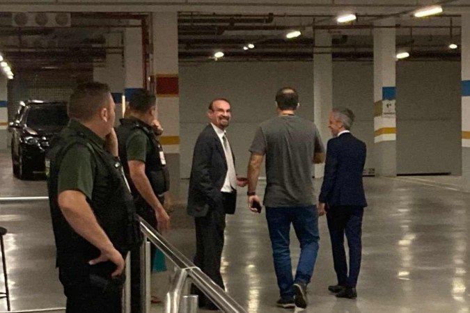 O advogado Cezar Bitencourt, que defende o tenente-coronel Mauro Cid, na saída do depoimento do militar à PF/foto: Henrique Lessa O advogado Cezar Bitencourt, que defende o tenente-coronel Mauro Cid, na saída do depoimento do militar à PF/foto: Henrique Lessa