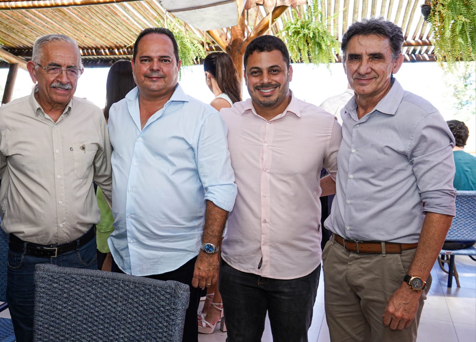 Prefeito de Paulista, Yves Ribeiro, ao lado do diretor da Mult Técnica Engenharia, Celso Stamford Gaspar, do secretario de Obras e Serviços Públicos, George Washington, e do secretário de Desenvolvimento Econômico, Raimundo Lopes