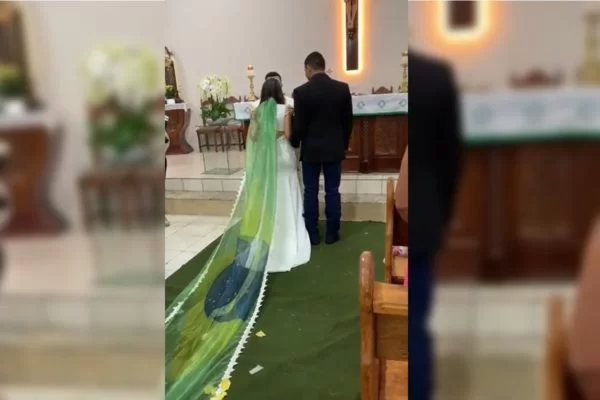 Não há informações sobre a identidade dos noivos ou o local do casamento. No vídeo divulgado por Bia Kicis, no entanto, é possível notar que a cerimônia teve poucos convidados./Reprodução/Redes Sociais Não há informações sobre a identidade dos noivos ou o local do casamento. No vídeo divulgado por Bia Kicis, no entanto, é possível notar que a cerimônia teve poucos convidados./Reprodução/Redes Sociais
