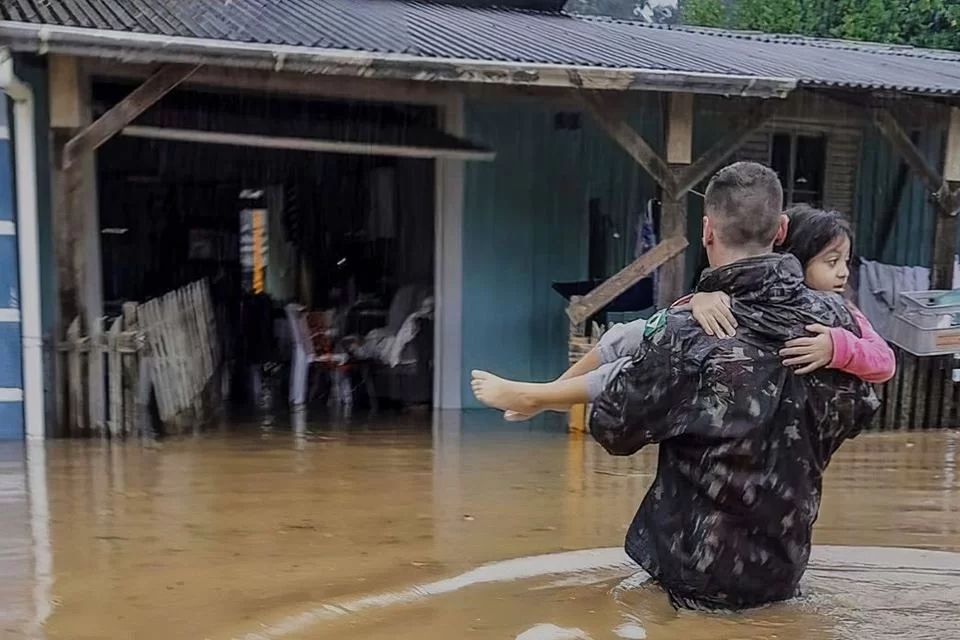 De acordo com atualização mais recente da Defesa Civil do RS, até o momento, 426 pessoas estão desabrigadas e 1348 desalojadas. Três casas foram destruídas e 309 destelhadas/Exército Brasileiro