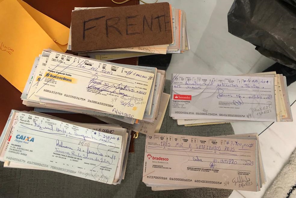 Equipe da PF localizou muitos cheques no apartamento de Noé Magalhães (PSB), em quantidade e valor ainda não quantificado/Sem crédito - PF-PE/Divulgação
