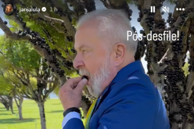 Após desfile de 7 de Setembro, Lula come jabuticaba do pé que plantou em mandato anterior/Foto: Reprodução/Redes Sociais Após desfile de 7 de Setembro, Lula come jabuticaba do pé que plantou em mandato anterior/Foto: Reprodução/Redes Sociais