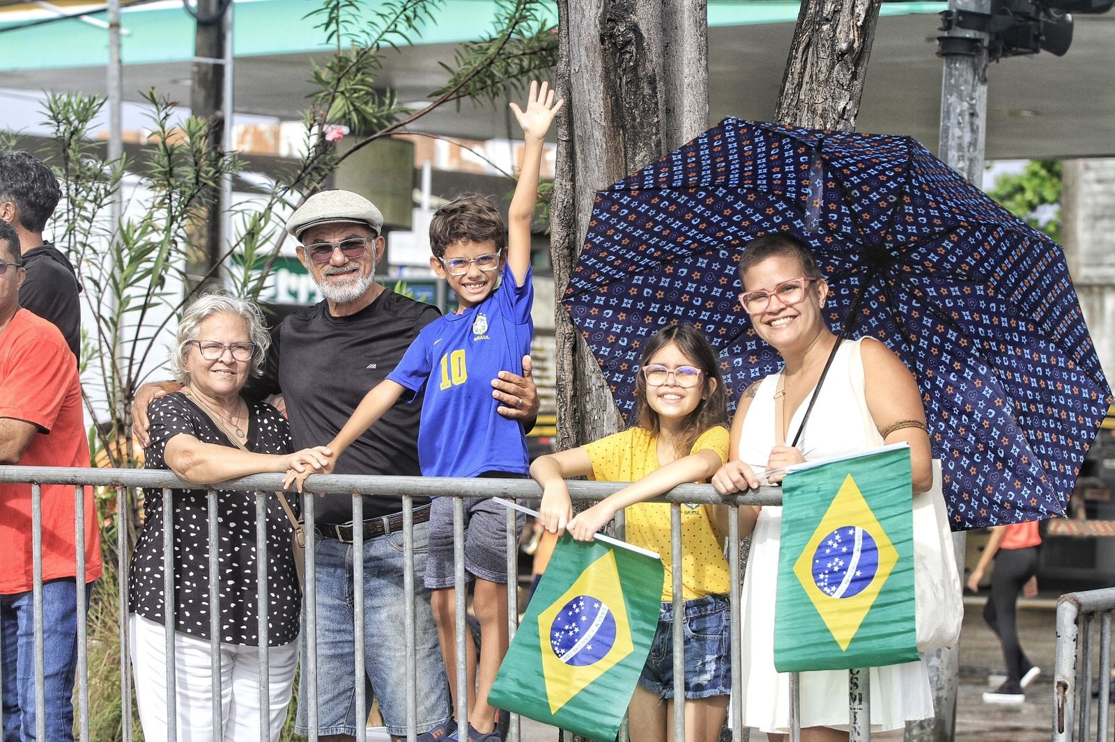 Aline Costa levou a família para aplaudir o filho mais velho, o soldado Harlles