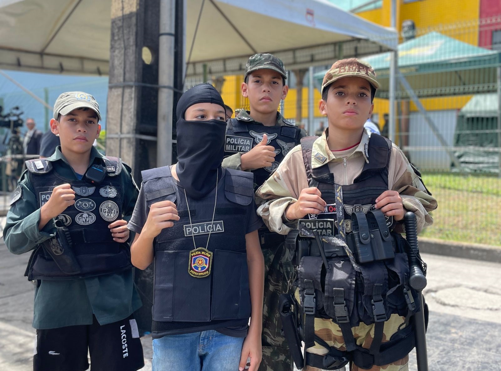 Garotos com uniformes militares chamaram a atenção