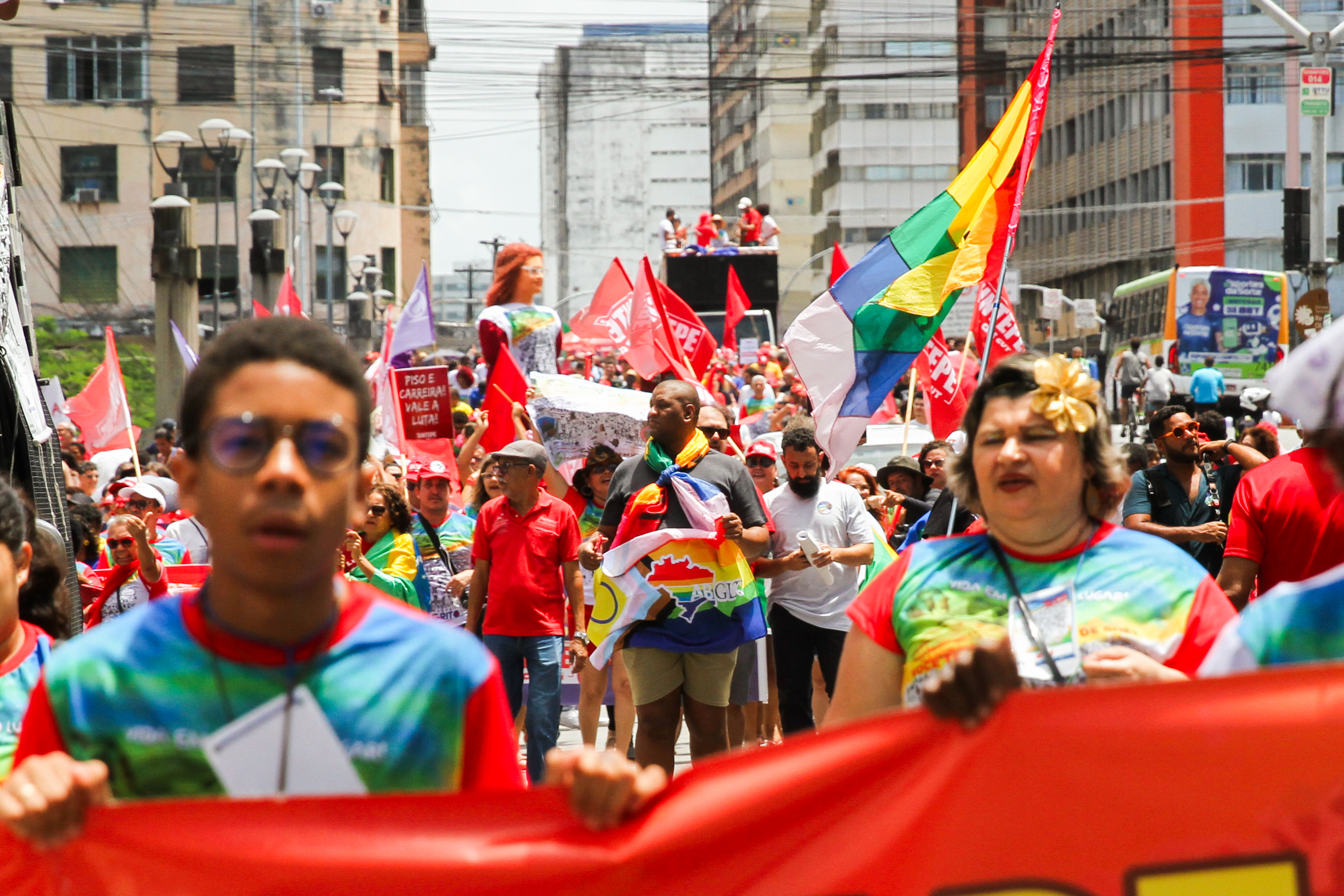 Participantes da caminhada do Grito dos Excluídos e das Excluídas do Recife ocuparam quatro quarteirões da Avenida Conde da Boa Vista e a Ponte Duarte Coelho/Sandy James