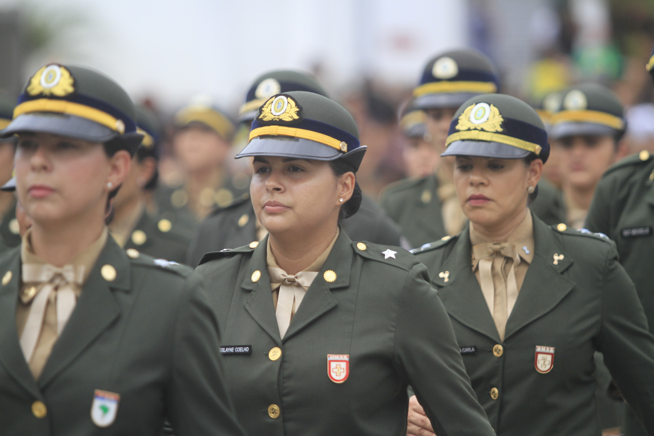 Mulheres do Exército Brasileiro desfilam no Recife