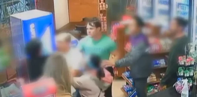 Segundo a polícia, no último dia 3, Kleber teria chegado de madrugada ao posto em um carro acompanhado de dois seguranças e uma mulher/Reprodução/TV Record Segundo a polícia, no último dia 3, Kleber teria chegado de madrugada ao posto em um carro acompanhado de dois seguranças e uma mulher/Reprodução/TV Record