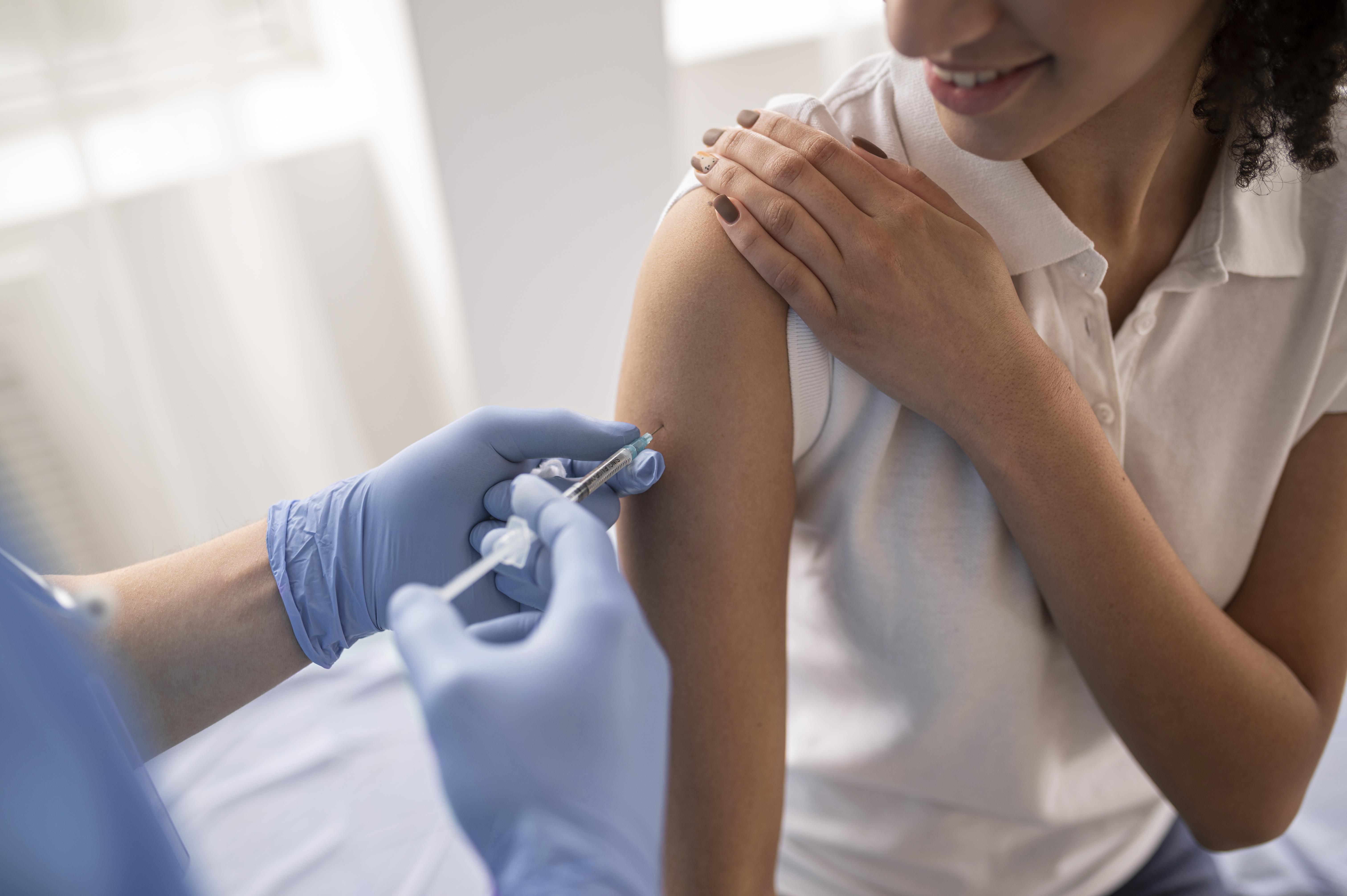 De acordo com a OMS, pouco mais de metade da população global tem uma dose de reforço/Foto: Freepik De acordo com a OMS, pouco mais de metade da população global tem uma dose de reforço/Foto: Freepik