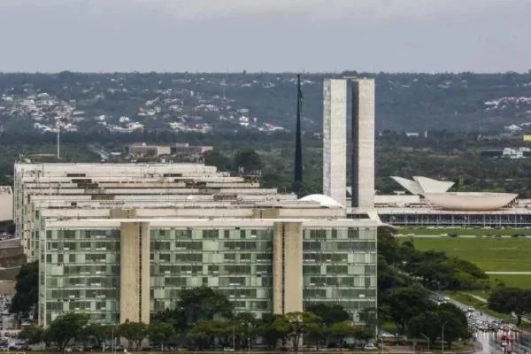 Entre os itens contemplados pelo projeto, estão o fim da progressão automática de carreira e a permissão para a redução de remunerações dos servidores, o que é vedado atualmente/Daniel Ferreira/Metrópoles Entre os itens contemplados pelo projeto, estão o fim da progressão automática de carreira e a permissão para a redução de remunerações dos servidores, o que é vedado atualmente/Daniel Ferreira/Metrópoles