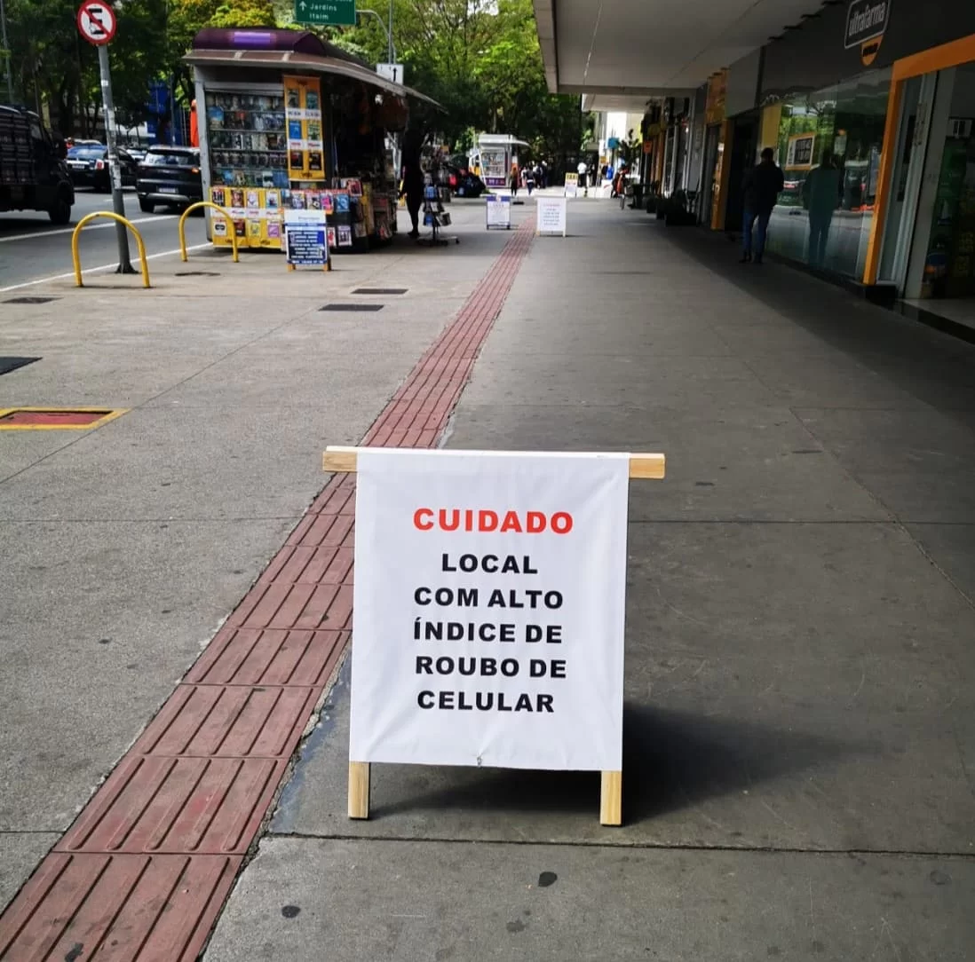 A insegurança motivou o síndico de um prédio comercial a colocar placas nas calçadas para alertar os pedestres/Foto: Arquivo Pessoal