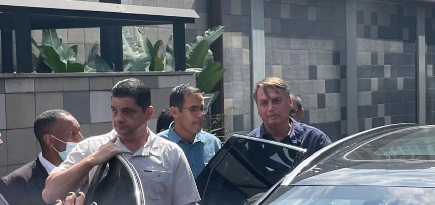 Bolsonaro acenou para apoiadores que estavam reunidos em frente ao hospital e entrou no carro sem falar com a imprensa/Renan Porto/Metrópoles Bolsonaro acenou para apoiadores que estavam reunidos em frente ao hospital e entrou no carro sem falar com a imprensa/Renan Porto/Metrópoles