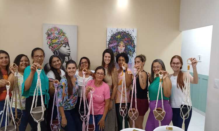 No macramê, as amarrações são feitas apenas com as mãos, são os nós que criam a trama e até mesmo desenhos geométricos/Foto: Divulgação