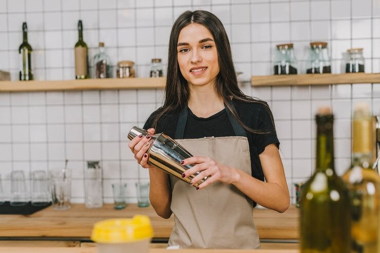Mulheres poderão optar por curso de produção de drinks/Fato: Agência Freepik Mulheres poderão optar por curso de produção de drinks/Fato: Agência Freepik