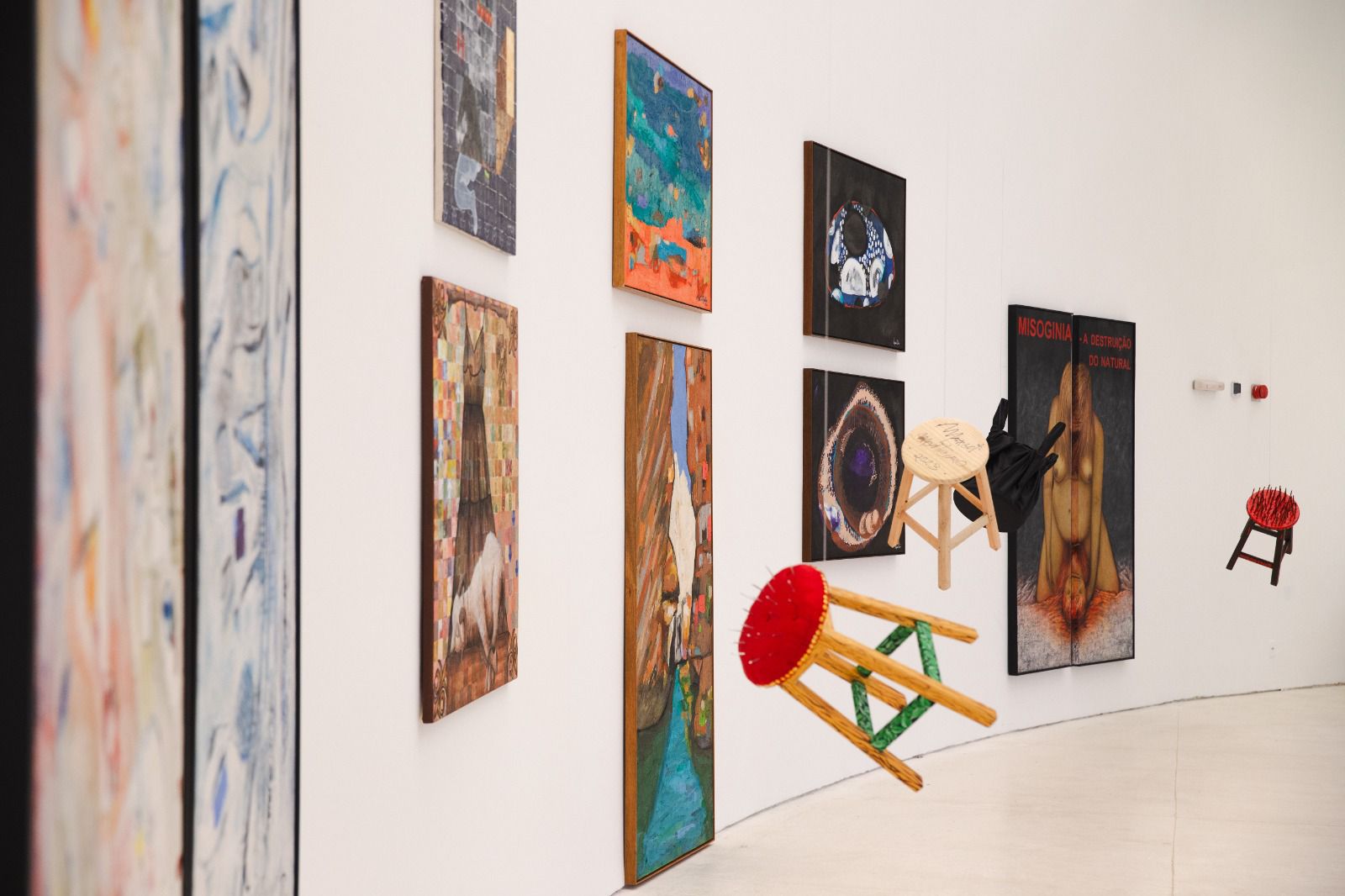 Obras de 36 artistas estão em exposição/Foto: Carol Bezerra Obras de 36 artistas estão em exposição/Foto: Carol Bezerra