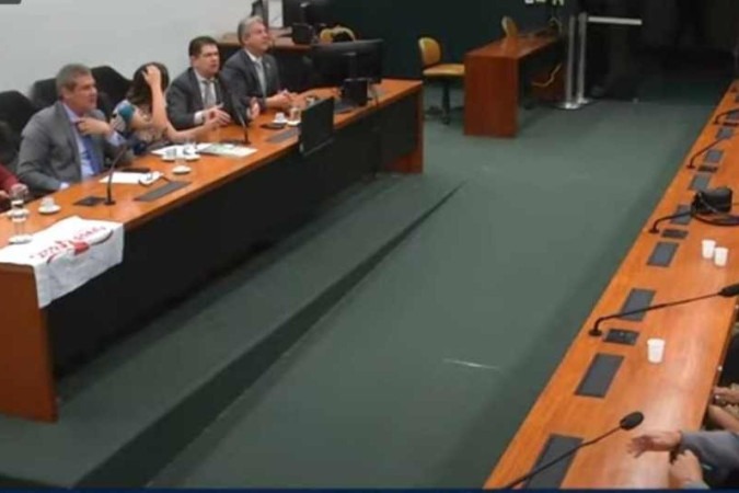 Deputados e senadores contrários à atual política monetária instalaram as frentes "sobre o Limite dos Juros e Auditoria Integral da Dívida com Participação Popular" e "Contra os Juros Abusivos"/foto: Reprodução/Redes Sociais Deputados e senadores contrários à atual política monetária instalaram as frentes "sobre o Limite dos Juros e Auditoria Integral da Dívida com Participação Popular" e "Contra os Juros Abusivos"/foto: Reprodução/Redes Sociais