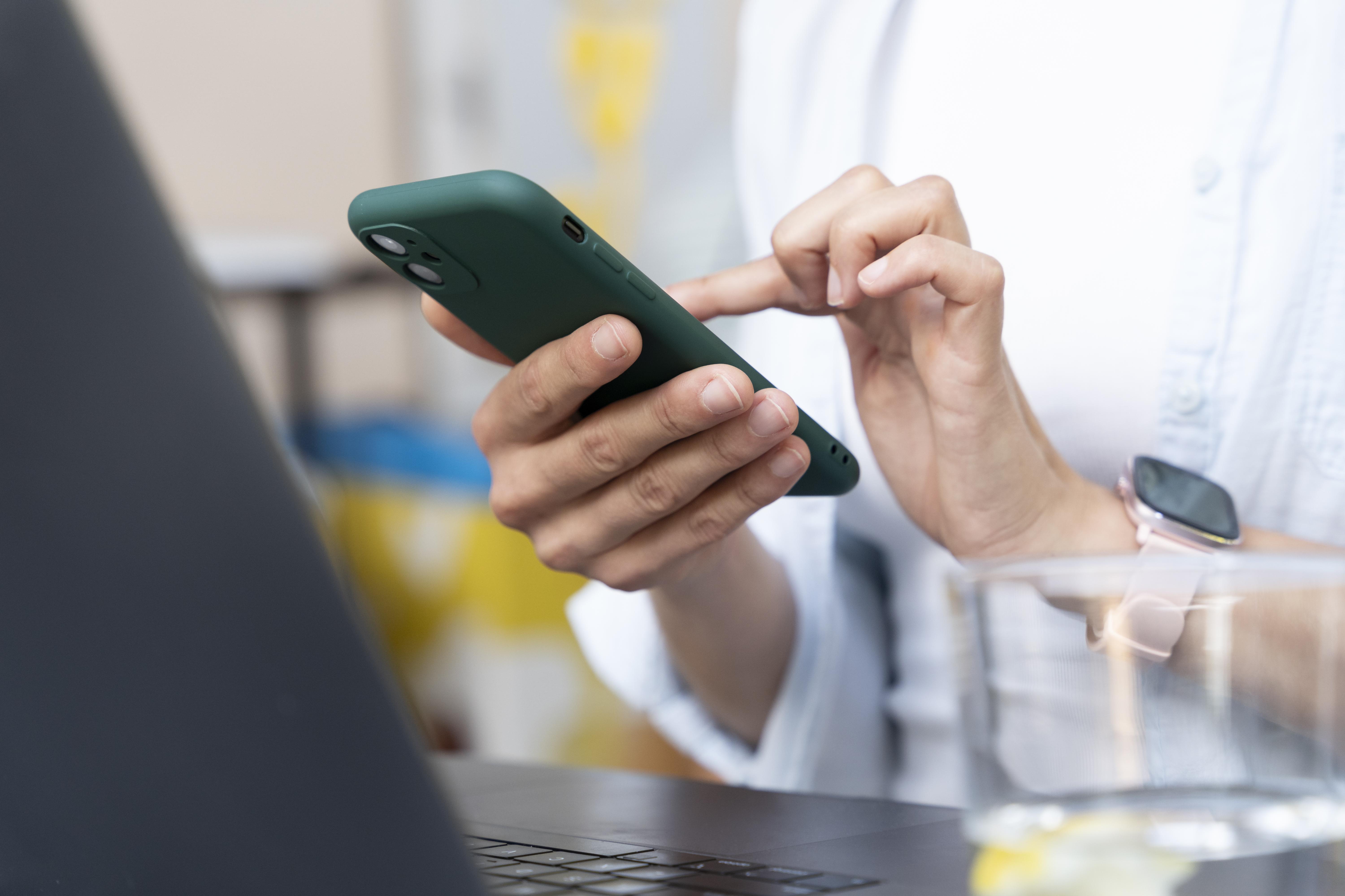 Vírus é baixado para o celular através de links ou mensagens